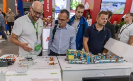 na zdjęciu osoby podczas targów