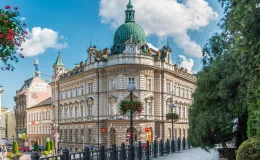 Zdjęcie przedstawiające widok na budynek Poczty Polskiej w Bielsku-Białej 