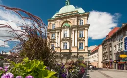 Zdjęcie przedstawiające widok na kamienicę z mostu na rzece Białej.