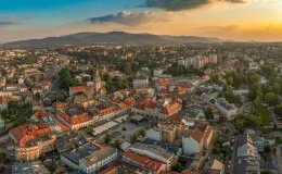 Zdjęcie przedstawiające Bielsko-Białą z lotu ptaka. 