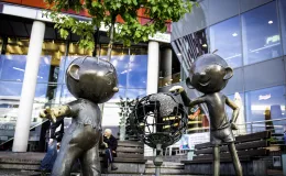 Zdjęcie przedstawiające pomnik Bolka i Lolka przy galerii handlowej Sfera.