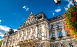 Zdjęcie przedstawiające budynek ratusza w Bielsku-Białej.  