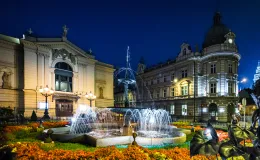 Zdjęcie przedstawiające budynek Teatru Polskiego i Poczty Polskiej w Bielsku-Białej nocą. 