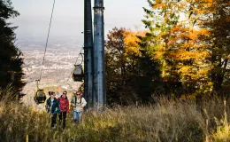 Zdjęcie przedstawiające osoby idące pod koleją linową na Szyndzielnię. 