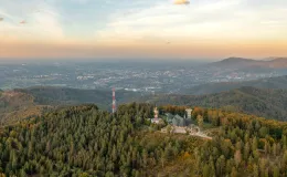 Zdjęcie przedstawiające widok z lotu ptaka na Szyndzielnię. 