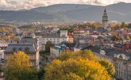 Zdjęcie przedstawiające widok z lotu ptaka na Bielsko-Białą i góry w tle.