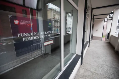 zdjęcie przedstawiające front budynku gdzie znajduje się Punkt Nieodpłatnej Pomocy Prawnej