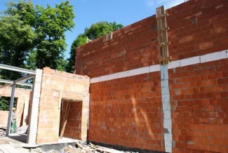 Budowa sali gimnastycznej - na zdjęciu fragment budowy oraz zieleń