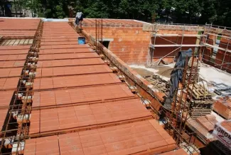 Budowa sali gimnastycznej - na zdjęciu fragment stropu budowy