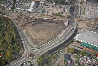 Przebudowa odcinka drogi krajowej nr 52 - na zdjęciu fragment budowy, budynki oraz zieleń