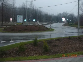 Przebudowa ul. Karbowej w Bielsku-Białej - na zdjęciu fragment drogi, rondo, znaki drogowe oraz zieleń