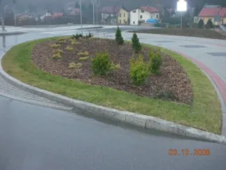 Przebudowa ul. Karbowej w Bielsku-Białej - na zdjęciu fragment drogi, domy oraz zieleń