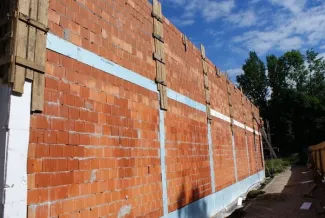 Budowa sali gimnastycznej - na zdjęciu fragment budowy oraz zieleń