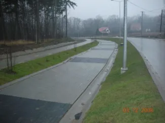 Przebudowa ul. Karbowej w Bielsku-Białej - na zdjęciu fragment drogi oraz zieleń