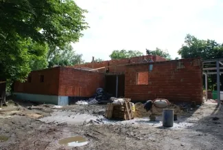 Budowa sali gimnastycznej - na zdjęciu fragment budowy oraz zieleń