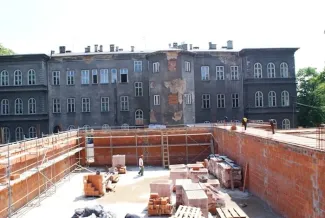 Budowa sali gimnastycznej - na zdjęciu fragment budowy oraz budynek w tle