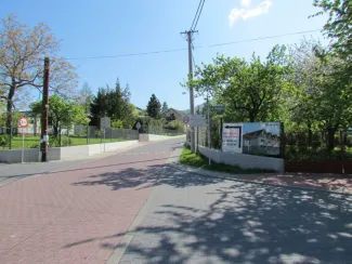 Przebudowa ul. Ks. Brzóski w Bielsku-Białej - na zdjęciu fragment drogi oraz zieleń