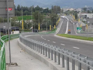 Przebudowa odcinka drogi krajowej nr 52 - na zdjęciu fragment drogi, budynki oraz zieleń