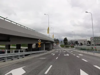 Przebudowa odcinka drogi krajowej nr 52 - na zdjęciu fragment drogi oraz budynki 