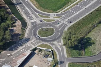 Przebudowa odcinka drogi krajowej nr 52 - na zdjęciu rondo z lotu ptaka oraz zieleń