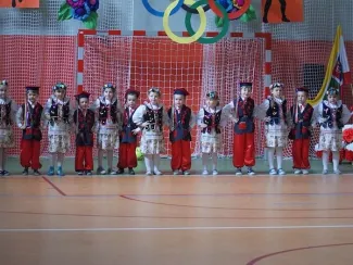 Otwarcie sali gimnastycznej - na zdjęciu grupa dzieci w strojach ludowych