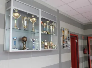 Otwarcie sali gimnastycznej - na zdjęciu gablota z pucharami 