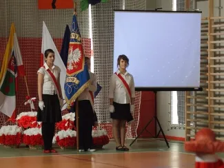 Otwarcie sali gimnastycznej - na zdjęciu poczet sztandarowy