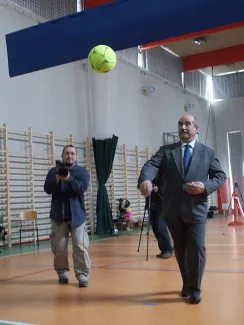 Otwarcie sali gimnastycznej - na zdjęciu Prezydent Miasta podrzucający piłką w towarzystwie fotoreporterów