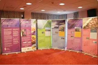 zdjęcie przedstawiające wystawę prezentującą projekty 