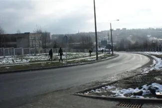 Budowa ul. Sarni Potok w Bielsku-Białej - na zdjęciu fragment drogi, budynki, przechodnie