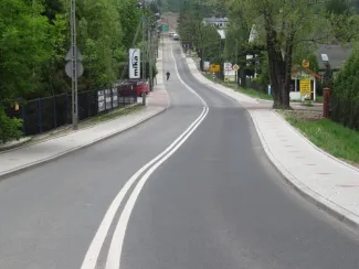 Przebudowa drogi krajowej 69 - na zdjęciu fragment drogi, chodniki, budynki oraz zieleń 