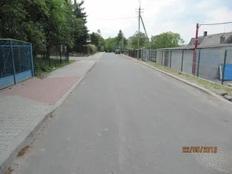 Przebudowa drogi krajowej 69 - na zdjęciu fragment drogi, chodnik, blaszane garaże oraz zieleń