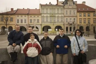 zdjęcie grupy ludzi na tle zabytkowych budynków