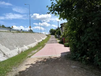 Zdjęcie dojazdu do nieruchomości niezabudowanej przy ul. Bukowej