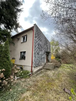 Zdjęcie nieruchomości zabudowanej budynkiem mieszkalnym wolnostojącym przy ul. Botanicznej 5