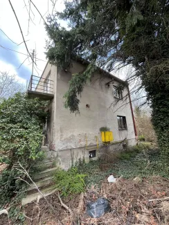 Zdjęcie nieruchomości zabudowanej budynkiem mieszkalnym wolnostojącym przy ul. Botanicznej 5