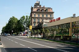 Droga wojewódzka nr 942 w Bielsku-Białej - na zdjęciu fragment drogi, sklep, hotel, pojazdy oraz zieleń