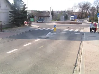 Przebudowa ul. Bestwińskiej w Bielsku-Białej - na zdjęciu fragment drogi, piesi, budynki oraz pojazdy