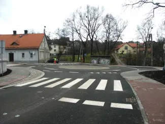 Przebudowa ul. Sobieskiego w Bielsku-Białej - na zdjęciu rondo, budynki oraz zieleń