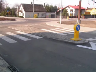 Przebudowa ul. Bestwińskiej w Bielsku-Białej - na zdjęciu fragment drogi, znak drogowy oraz budynki