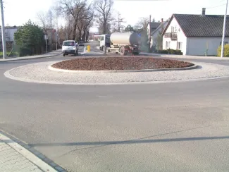 Przebudowa ul. Bestwińskiej w Bielsku-Białej - na zdjęciu fragment drogi z rondem, pojazdy, budynki oraz zieleń