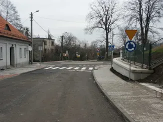 Przebudowa ul. Sobieskiego w Bielsku-Białej - na zdjęciu fragment drogi, znaki drogowe, budynki oraz zieleń