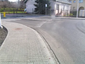 Przebudowa ul. Bestwińskiej w Bielsku-Białej - na zdjęciu fragment drogi, chodnik, znaki drogowe oraz budynki