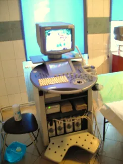 na zdjęciu aparat USG z monitorem i panelem sterującym w gabinecie medycznym