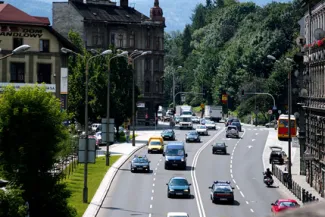 Droga wojewódzka nr 942 w Bielsku-Białej - na zdjęciu fragment drogi, budynki, pojazdy oraz zieleń
