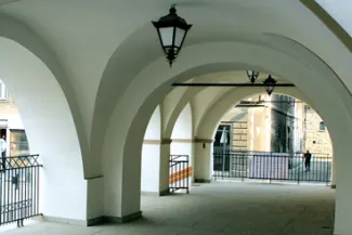 zdjęcie Starówki w Bielsku-Białej przedstawiające podcienie