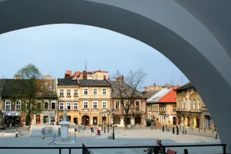 zdjęcie Starówki w Bielsku-Białej przedstawiające plac, kamienice oraz spacerujących