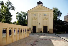 zdjęcie przedstawiające budynek Małej Sceny Teatru Polskiego w Bielsku-Białej w otoczeniu zieleni