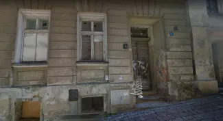 Zdjęcie wejścia do budynku na rogu ul. Juliusza Słowackiego 2A / Władysława Orkana 17