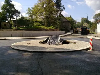 Przebudowa ul. Sobieskiego w Bielsku-Białej - na zdjęciu rondo, pojazdy, budynki oraz zieleń